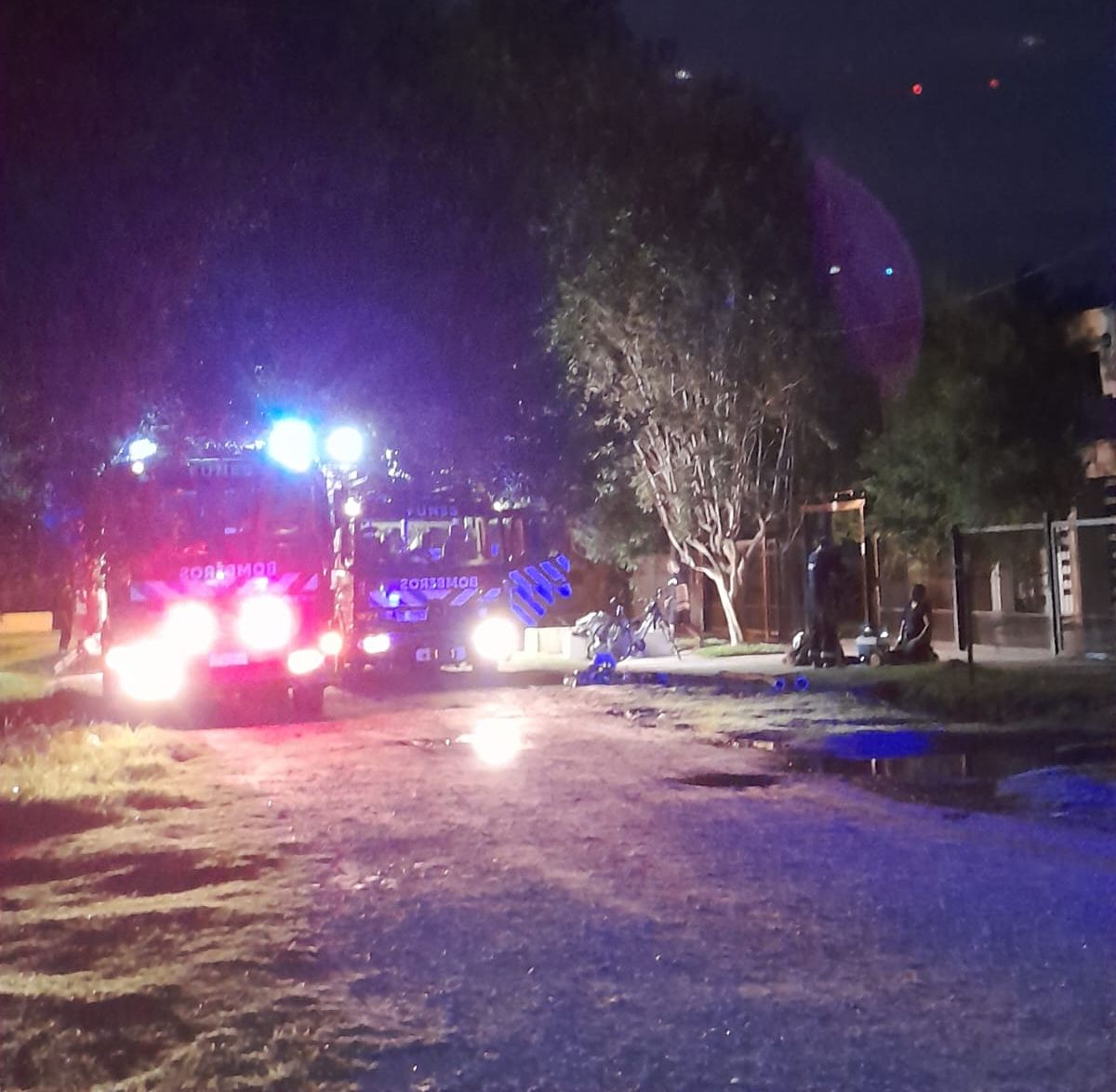 Incendio en Funes: Bomberos batallaron cuatro horas contra el fuego y se salvaron un menor con sus mascotas